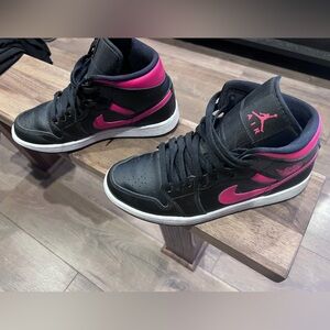 Nike Jordan tennis shoes Black and red Sneakers for woman’s size 8.5